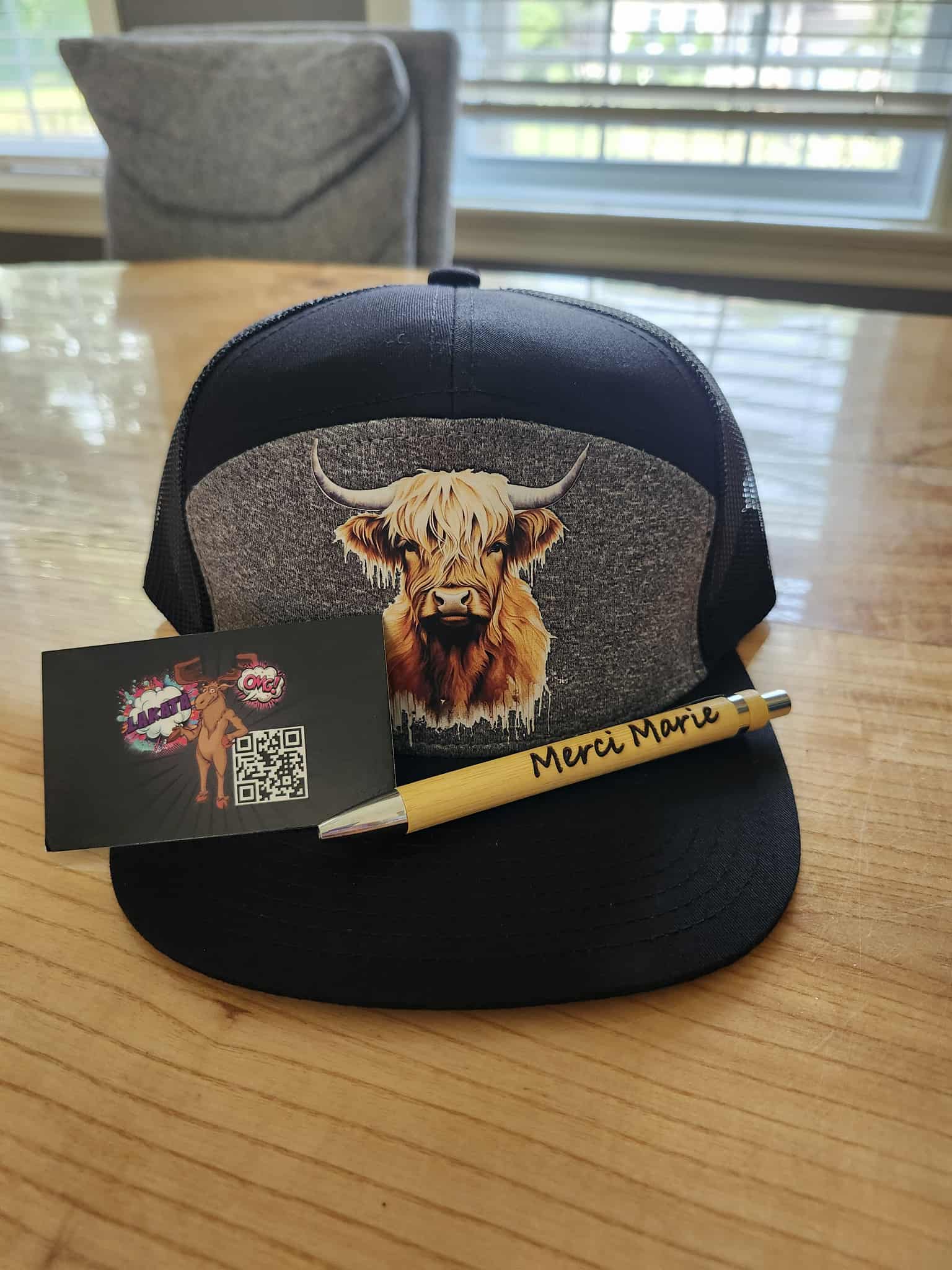 Casquette personnalisée Lakata avec taureau brodé et stylo promotionnel
